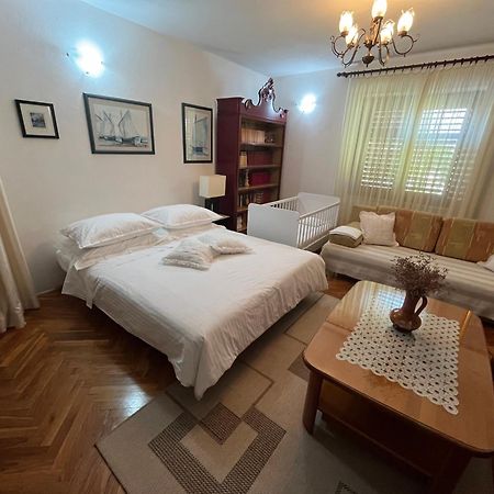Apartman Mladenka Supetar Exteriör bild