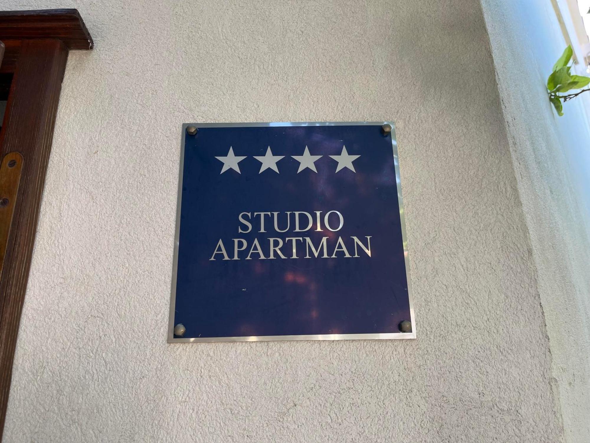 Apartman Mladenka Supetar Exteriör bild