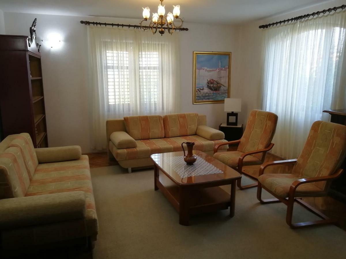 Apartman Mladenka Supetar Exteriör bild