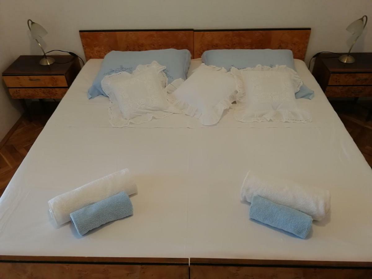 Apartman Mladenka Supetar Exteriör bild