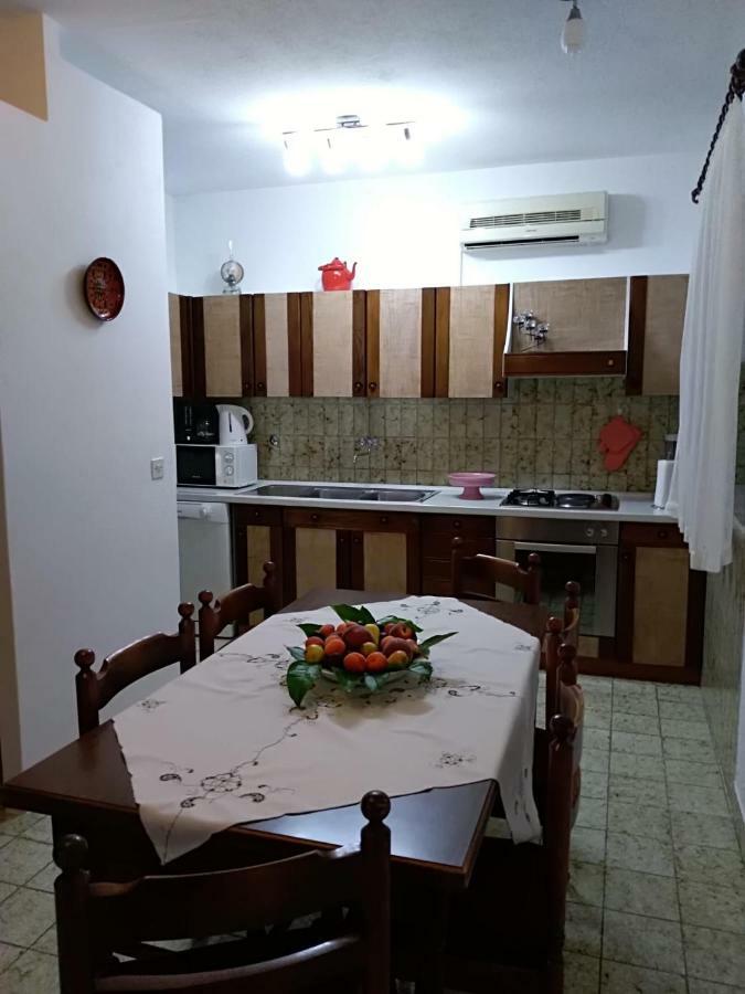 Apartman Mladenka Supetar Exteriör bild